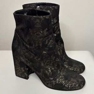 Marc Fisher Jana Lace Brocade Block Heel Ankle Boots – Black & Gold – Size 7.5
